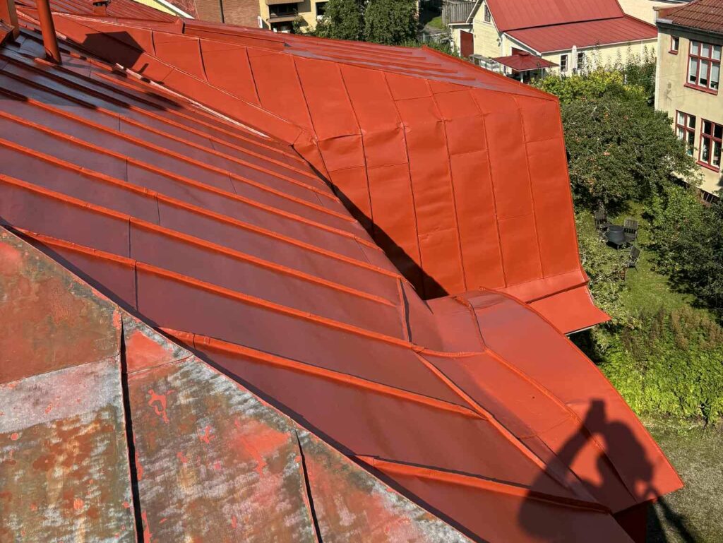 Sprutmålning av plåttak på industribyggnad i Jönköping – Nixco