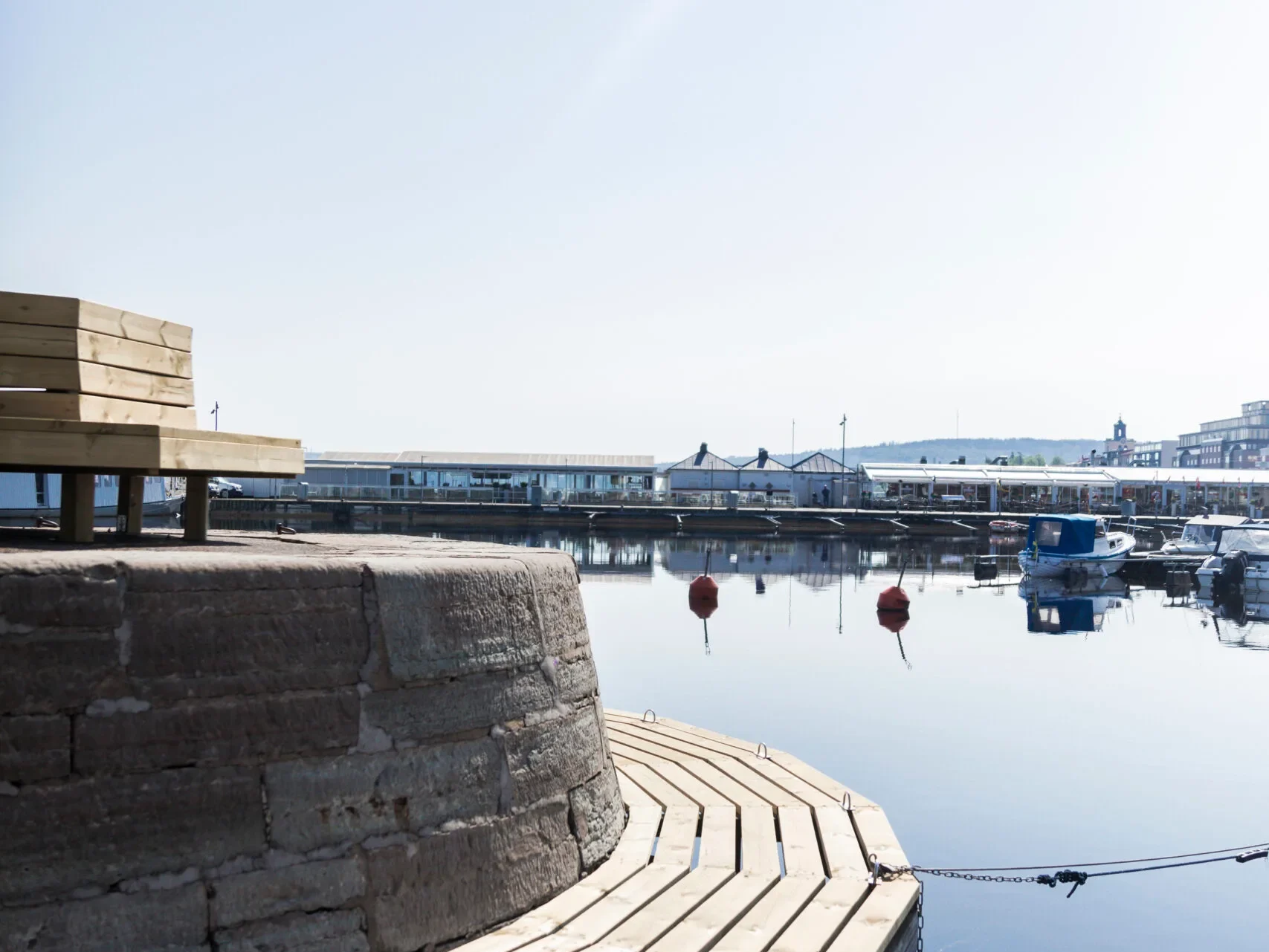 Renoverad brygga vid Lilla Piren, Jönköping – betongarbete och snickeri