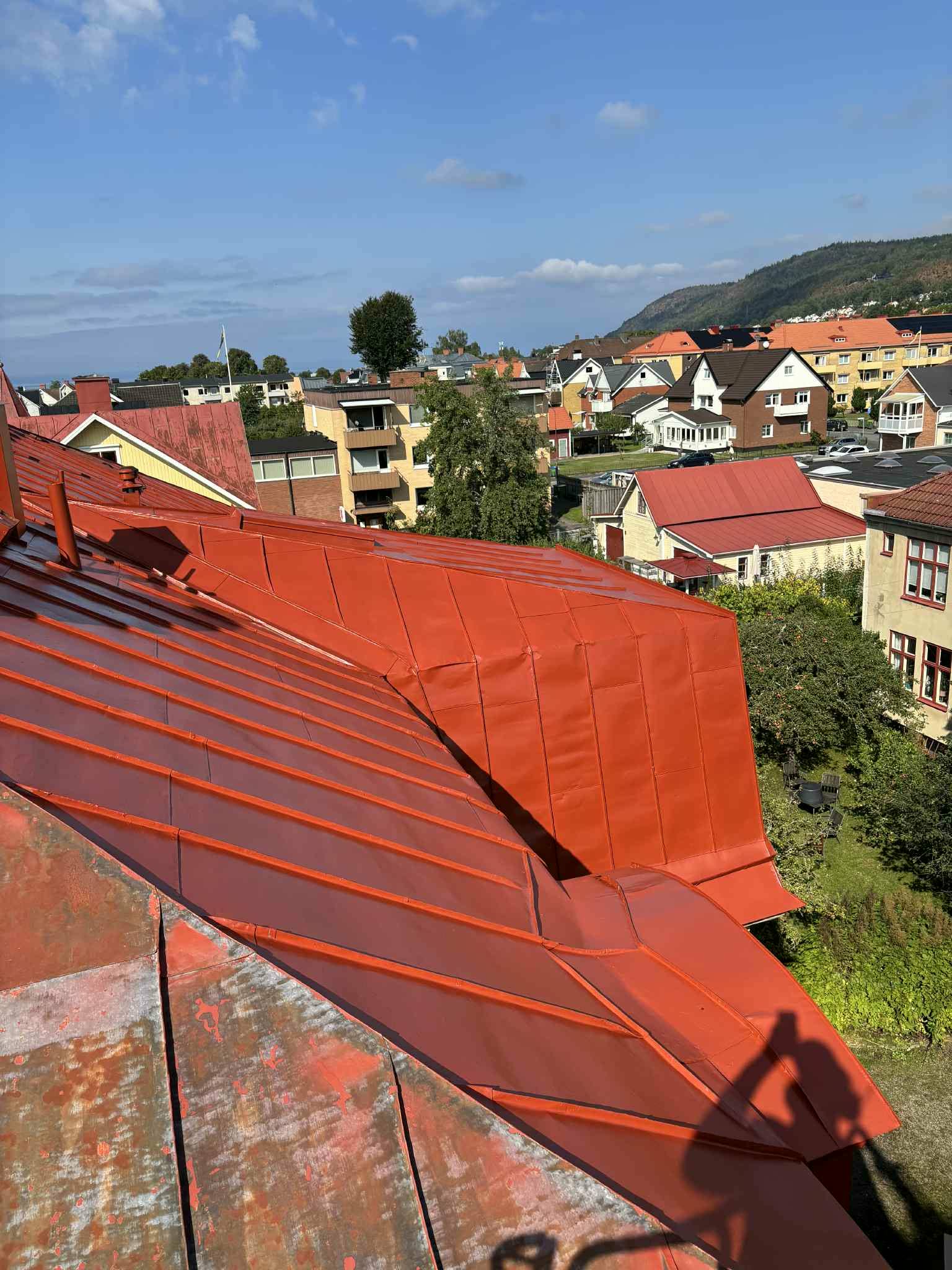 Nymålat plåttak efter sprutmålning i Jönköping – Nixco